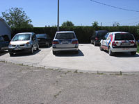 automobili na parkingu